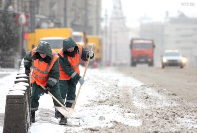 Максим Тарханов призвал жителей присылать фото необработанных реагентами тротуаров