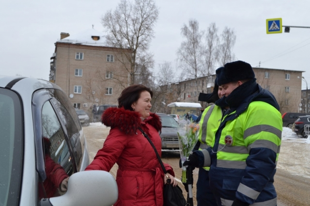 В канун Международного женского дня Госавтоинспекторы Рузского округа провели акцию «Цветы для автоледи».