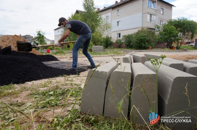 В поселке Брикет провели работы по благоустройству двора