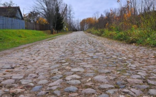 Булыжная мостовая у храма в с. Рождествено