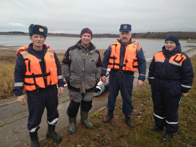 Сотрудники «Мособлпожспас» оказали помощь рыбаку на Озернинском водохранилище