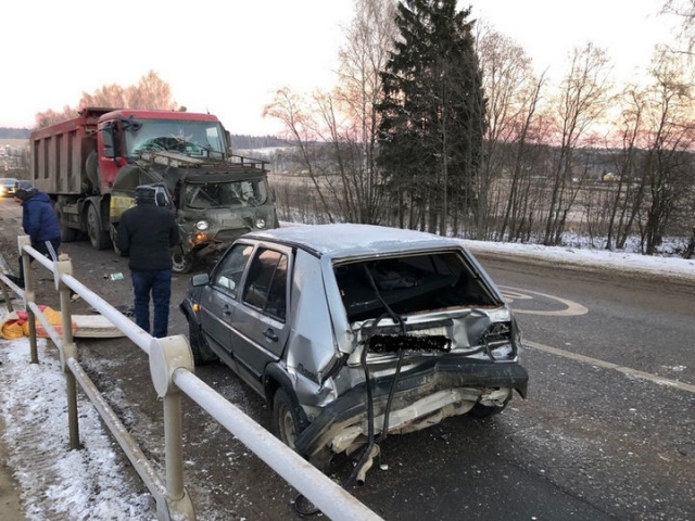 В результате ДТП с грузовиком, микроавтобус отбросило в стоявших рядом машины и людей