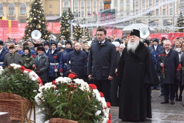 Делегация Подмосковья возложила цветы к Могиле Неизвестного Солдата