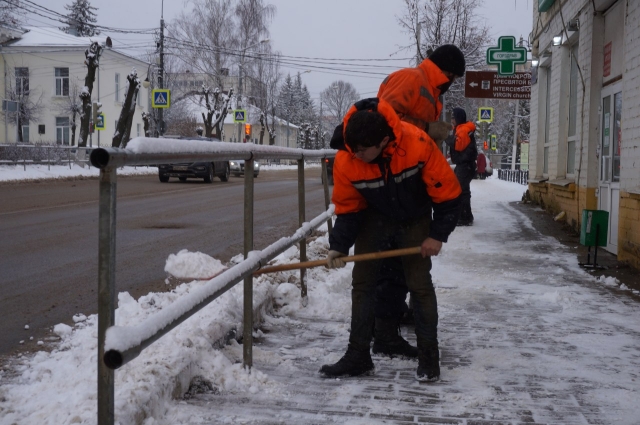 Более 4 тысяч сотрудников ЖКХ Московской области расчищают снег во дворах и на общественных пространствах