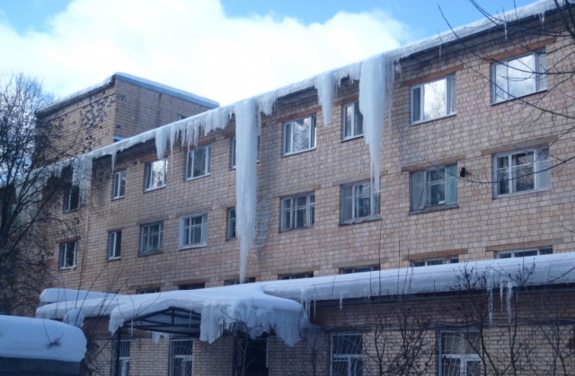 В Московской области призвали сообщать об опасных ледяных образованиях на кровлях домов