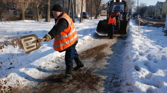 Более 90% региональной сети автодорог обработали противогололедными материалами за сутки