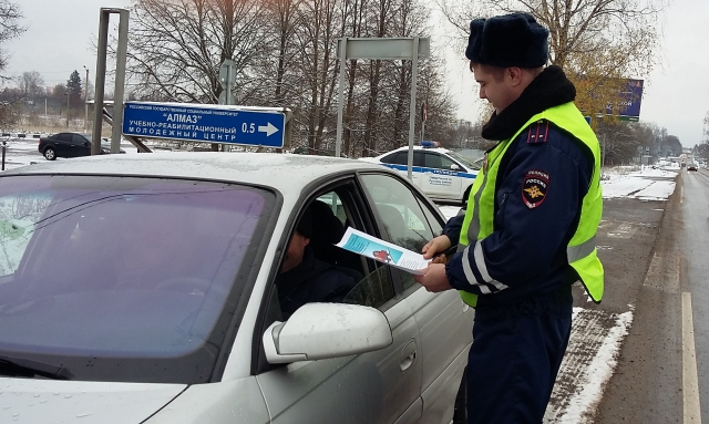 Сотрудники ГИБДД поздравили водителей  с «Днем автомобилиста»