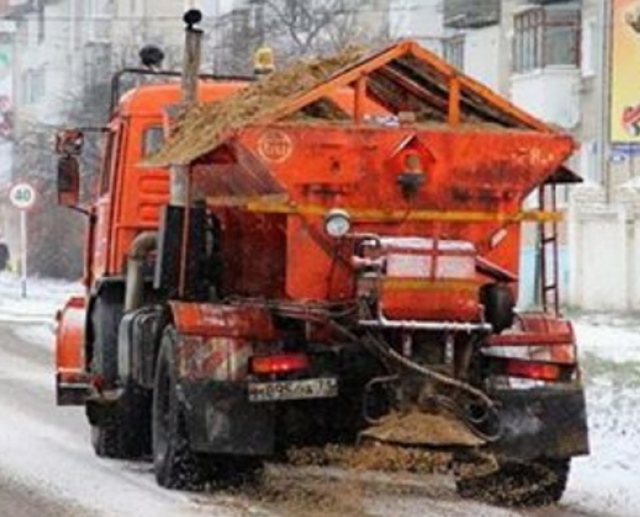 Максим Тарханов поручил обработать дороги спецсредствами против гололеда