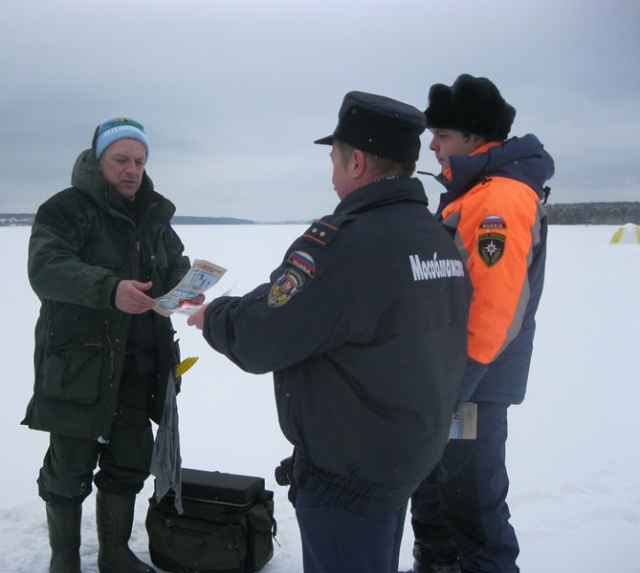 Выход на тонкий лед водоемов Московской области опасен для жизни