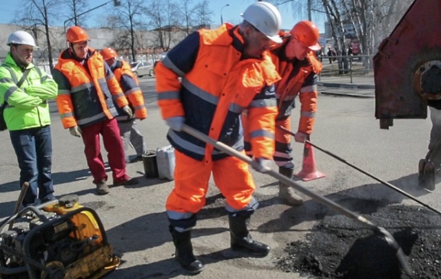 С начала марта ямы на дорогах стали самой популярной темой жалоб через «Добродел»