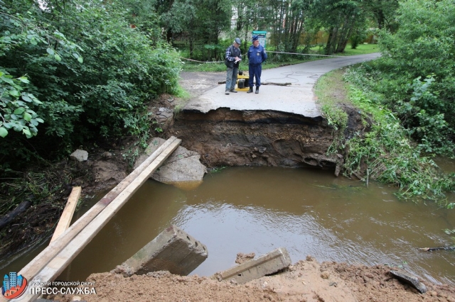 Мост в Рузском округе, разрушенный ливнем, восстановят к концу дня. 