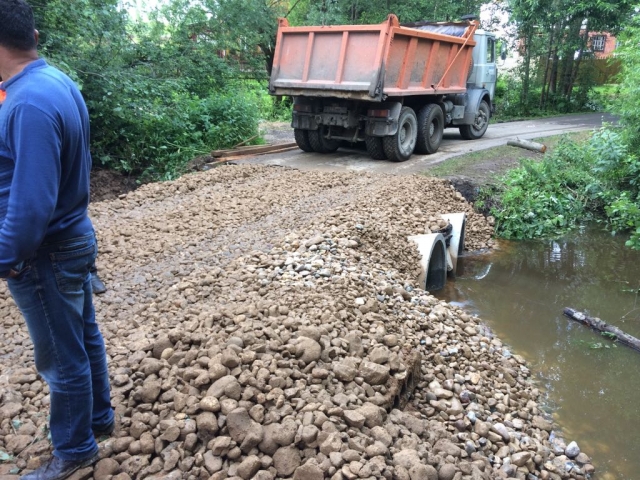 Ремонт разрушенной дамбы на дороге в деревню Румянцево стартовал в Рузе