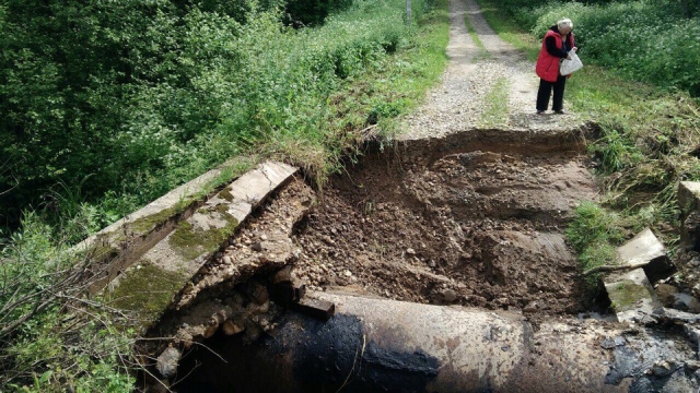 Деревня осталась отрезанной от внешнего мира из-за размытого моста