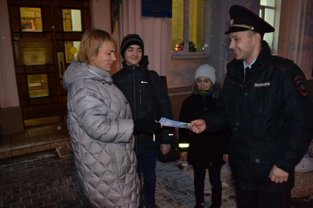 Сотрудники ГИБДД провели акцию у музыкальной школы в Рузе 