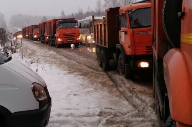 За день на закрытый полигон «Аннино» завезли более ста машин с грунтом