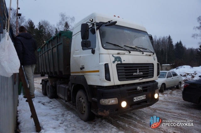 Более сотни машин с грунтом завезли на закрытый полигон «Аннино» за день