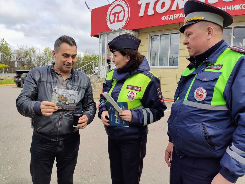 Подмосковная Госавтоинспекция провела беседы на АЗС