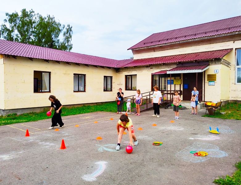 Горбовцы играли на свежем воздухе