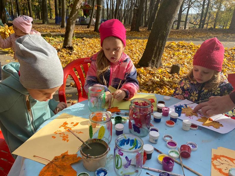 На Городке рисовали на листьях