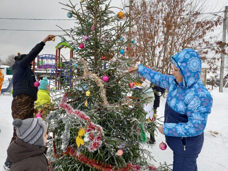 В Богородском наряжали елку