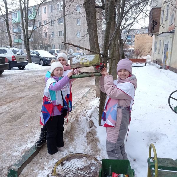 Юные волонтеры продолжают участвовать в акции по поддержке зимующих птиц