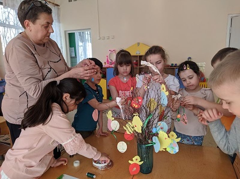 Тучковские дошколята смастерили пасхальное дерево