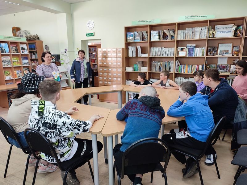 Тучковские школьники делали букет нарциссов