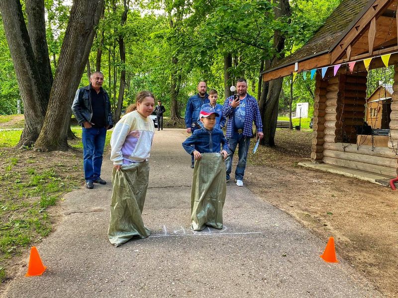 В рузском парке бегали в мешках