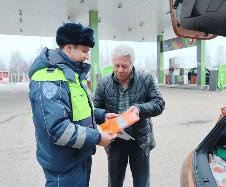 Сотрудники рузской Госавтоинспекции напоминают жителям о важности светоотражателей