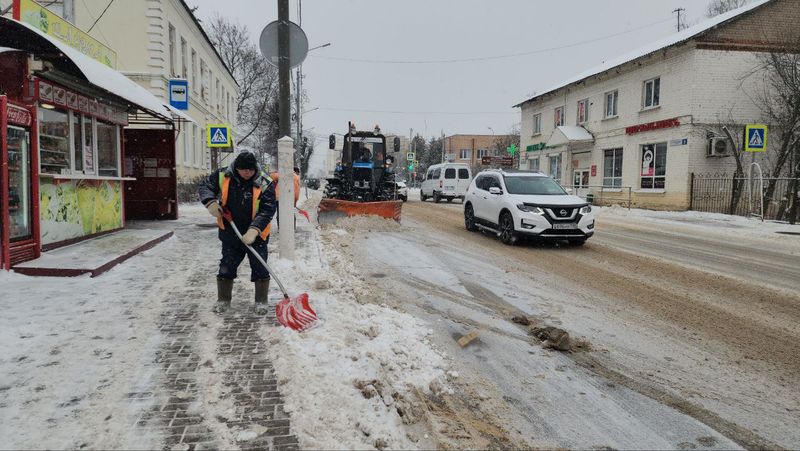 В Рузском округе убирают снег на общественных территориях