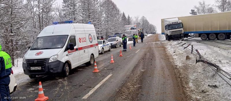 Работники ГКУ МО «Мособлпожспас» оказали помощь двум мужчинам, пострадавшим в ДТП 