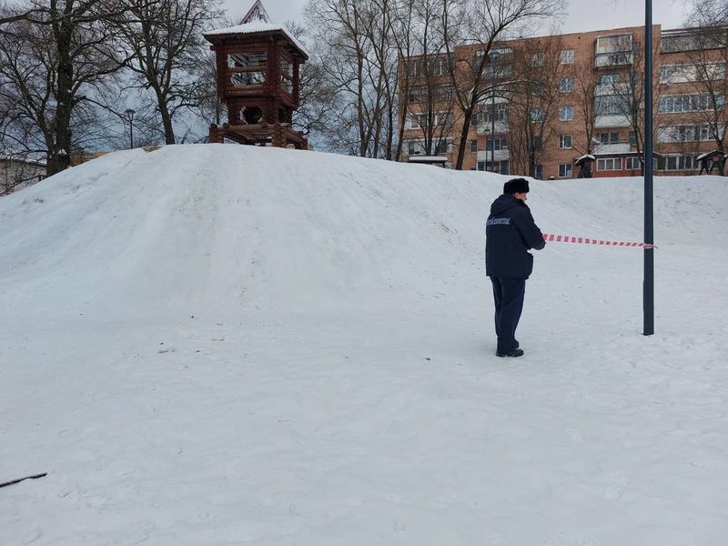 Спасатели ГКУ МО «Мособлпожспас» проводят профилактические мероприятия по выявлению опасных снежных спусков в Рузском округе 