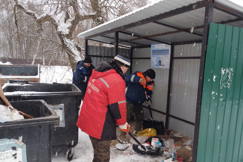 В Рузском округе убирают снег на контейнерных площадках