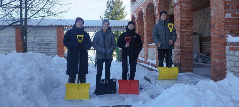 Волонтеры помогли пенсионеру с уборкой снега