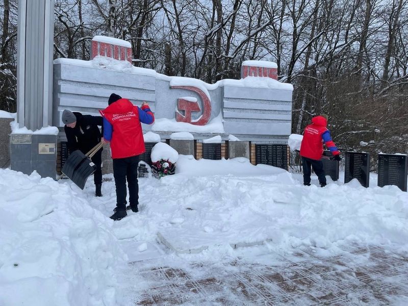 Космодемьянские волонтеры привели в порядок территорию воинского захоронения