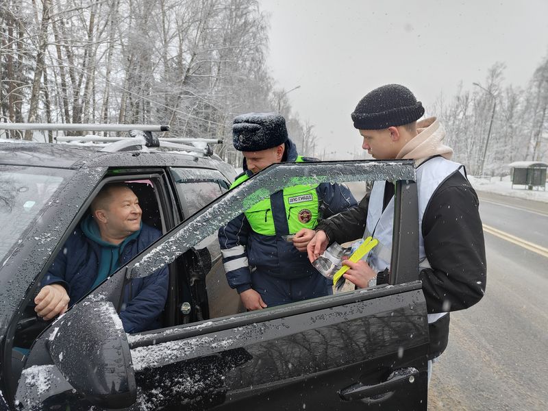 Сотрудники 15 батальона ДПС проводят профилактические беседы с водителями и пешеходами