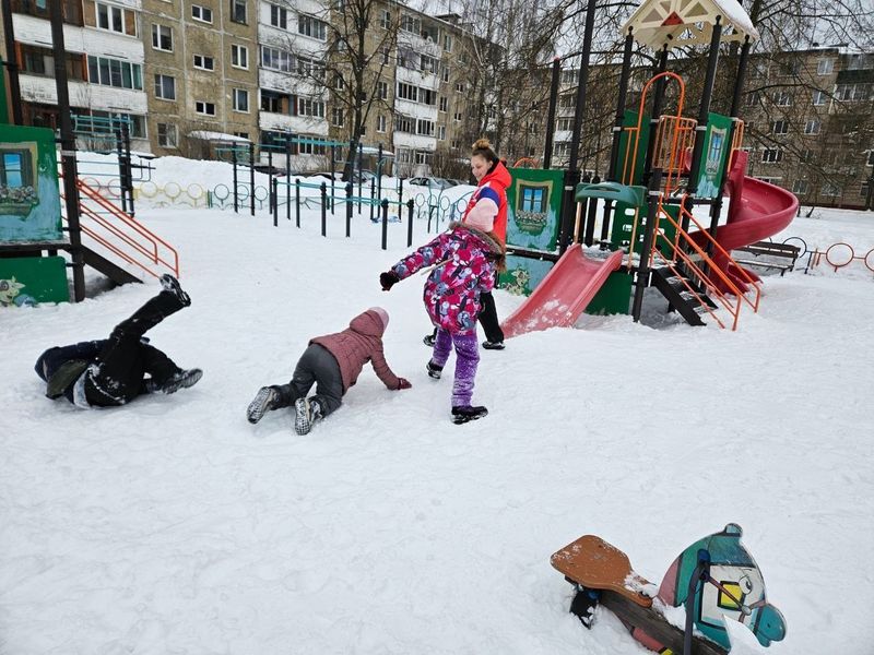  Волонтеры проводят для детей округа акции 