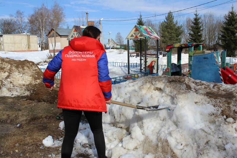 Космодемьянские волонтеры провели субботник на территории поселка