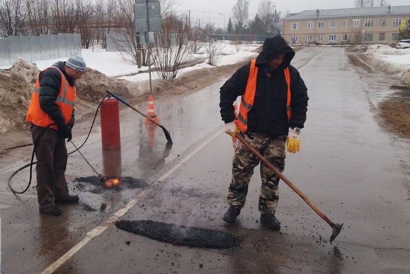 В Рузском округе заделывают ямы на дорогах