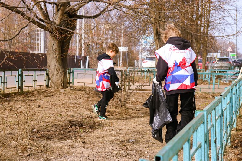 Волонтеры привели в порядок пешеходную зону и палисадник Молодежного центра