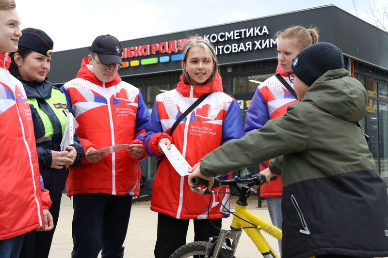 Волонтеры напомнили о безопасности на дороге детям и их родителям