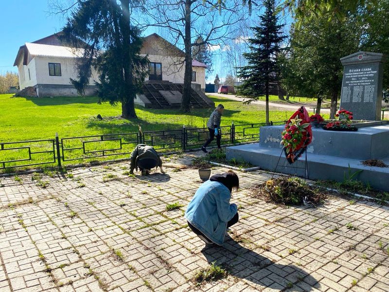 Горбовские культработники навели чистоту возле клуба