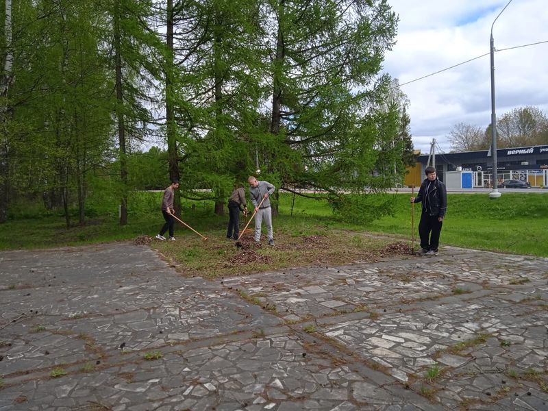 Нововолковские школьники навели чистоту на территории мемориала