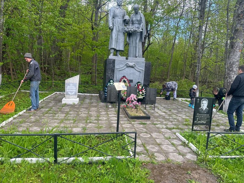 В Златоустово библиотекарь и читатели привели в порядок братскую могилу