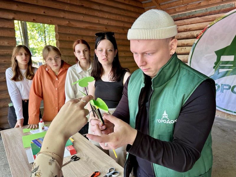 На Городке смотрели мультфильмы и мастерили бабочек и гусениц