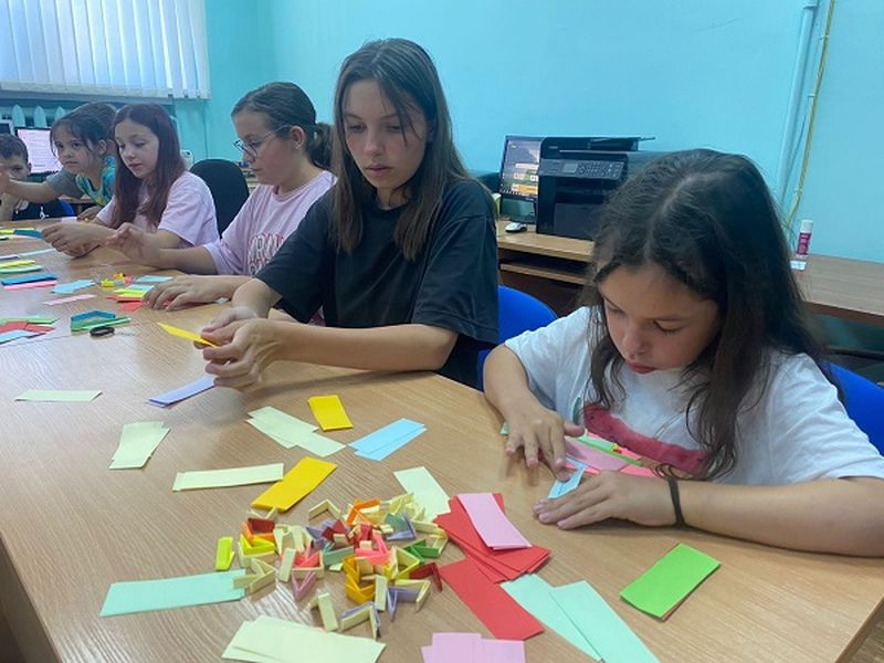 Юные ружане делали браслеты в технике оригами