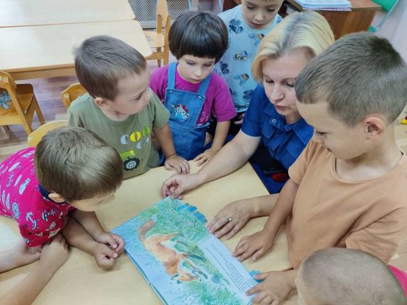 Для маленьких колюбакинцев провели акцию «Книжка на ладошке»