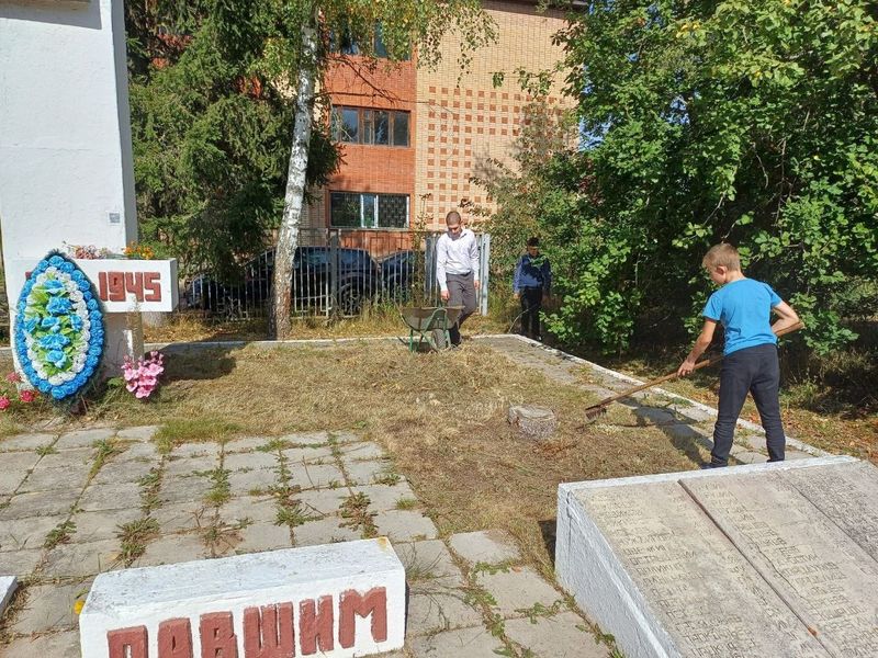 Добровольцы из Старониколаево привели в порядок территорию братской могилы 