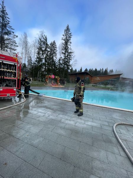 В Дорохово тушат пожар в гостинице «LES Art Resort»