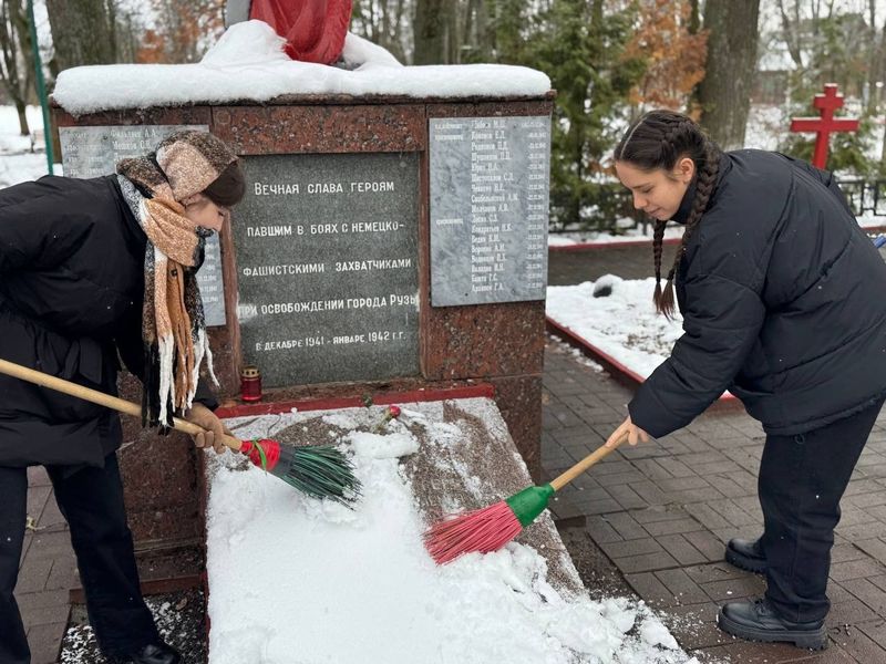 Волонтеры Рузской школы подключились к уборке захоронений 